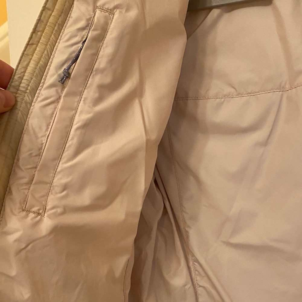 Patagonia Women’s Cream Quilted Puffer Coat - Picture 4 of 7